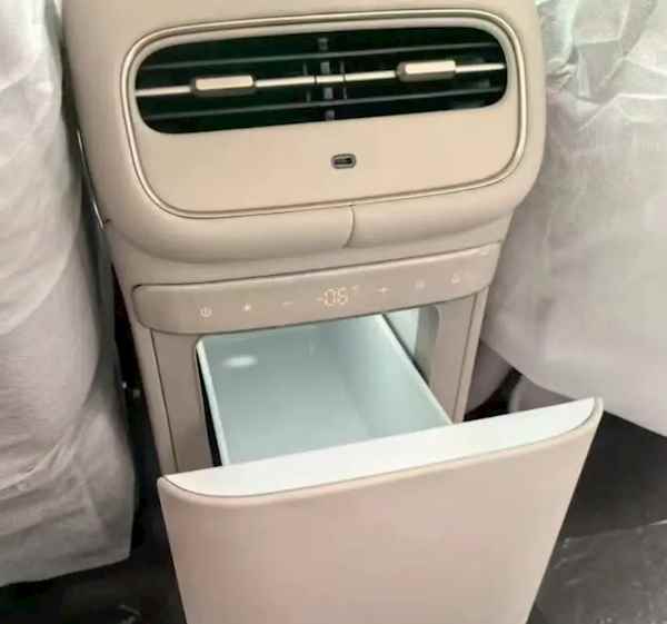 半幅方向盘+特殊造型副驾屏 新一代智己LS6内饰首曝：有油箱了！(图2)