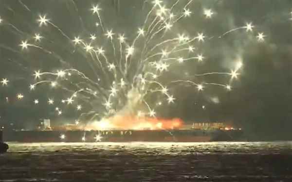 日本横滨花火大会驳船起火爆炸：满船烟花无序乱射数小时(图3)