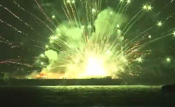 日本横滨花火大会驳船起火爆炸：满船烟花无序乱射数小时(图4)