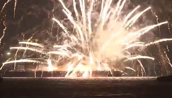 日本横滨花火大会驳船起火爆炸：满船烟花无序乱射数小时(图5)