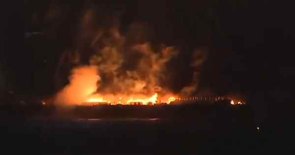 日本横滨花火大会驳船起火爆炸：满船烟花无序乱射数小时(图6)