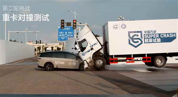 8吨重卡撞不过i8！官媒：别让过度营销撞飞常识