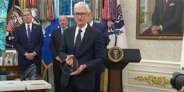 iPhone要重振美国制造辉煌！苹果CEO库克表忠心 给特朗普献上24K金大礼(图2)