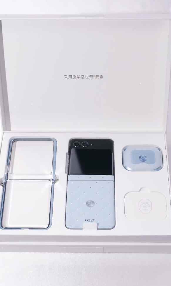 全球首款珠宝小折叠！小姐姐开箱联想motorazr60冰钻限定版(图2)