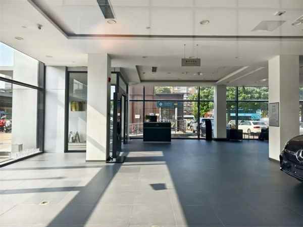 奔驰价格崩了！最低只要12万：多地门店人去楼空(图2)