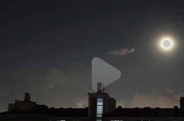 北京夜空拍到黑影御剑飞行引网友围观：气象专家解读(图1)