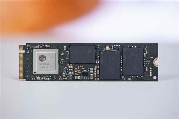 英睿达速度最快的Gen5 SSD！T7102TB图赏(图9)