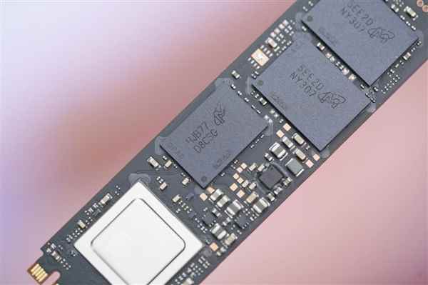 英睿达速度最快的Gen5 SSD！T7102TB图赏(图12)