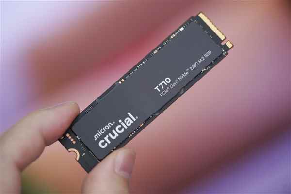 英睿达速度最快的Gen5 SSD！T7102TB图赏(图2)