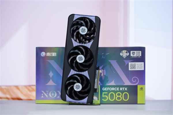 个性镜面背板！影驰RTX5080NOXOC图赏(图1)