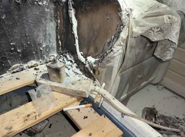 凌晨2点手机突然在卧室爆炸 幸亏男子在洗澡(图1)