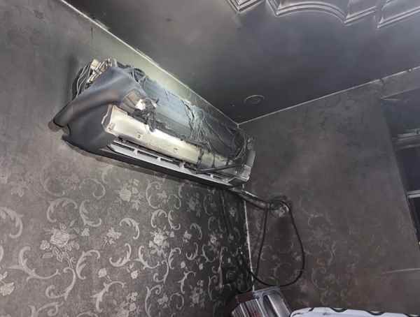 凌晨2点手机突然在卧室爆炸 幸亏男子在洗澡(图2)