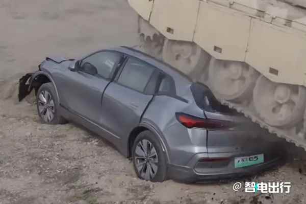 i8和卡车对撞之后：最该被喷的或许不是理想(图7)