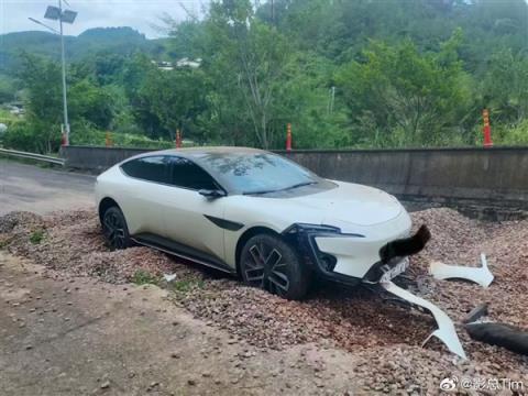 阿维塔12高速上辅助驾驶开进大车避险车道 前脸被撞烂(图2)