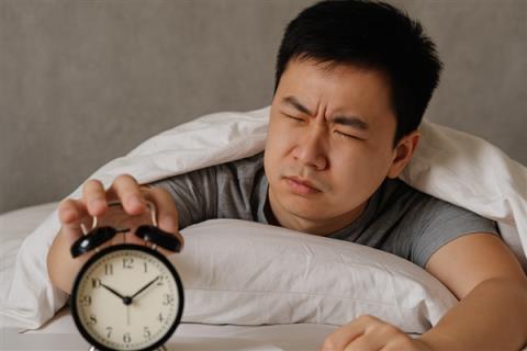 那些经常把闹钟按掉继续睡的人 后来怎么样了(图2)