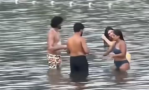 曝印度裔男女在加拿大湖里搓澡引强烈抗议 当地人：这不是恒河(图1)