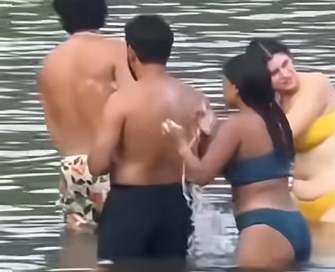 曝印度裔男女在加拿大湖里搓澡引强烈抗议 当地人：这不是恒河(图2)