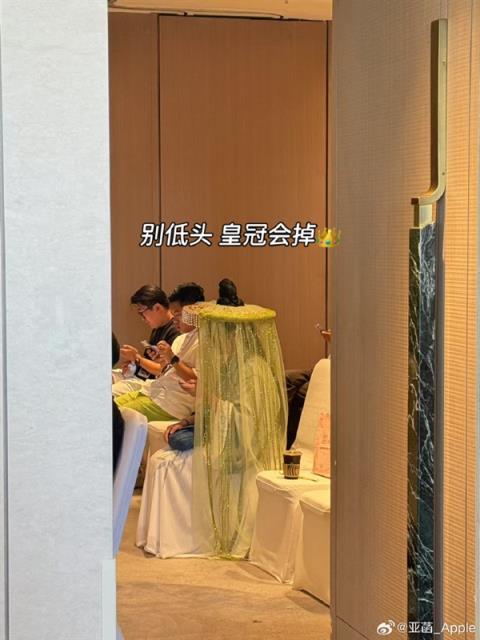 美女博主乘坐全新小鹏P712cm超高发型完全不顶头(图2)