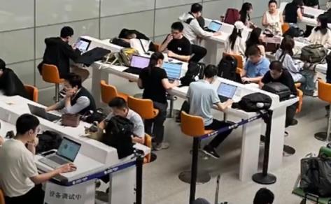 网友吐槽虹桥机场像自习室：充电台前座无虚席 班味太浓(图1)