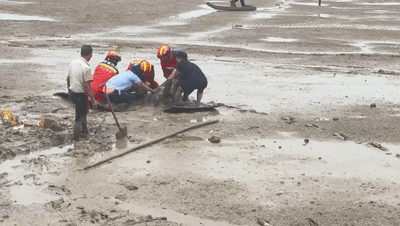 男子首次赶海 为追跳跳鱼被“封印”在海滩上(图1)