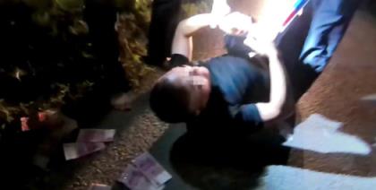 醉驾男子遇交警后弃车狂奔撒百元现钞：被罚款并吊销驾照(图1)