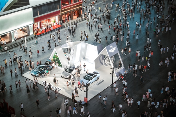 全国只有两辆！全新小鹏P7鹏翼门版亮相成都春熙路