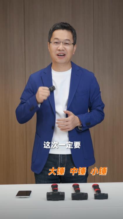 卢伟冰暴力实测REDMINote15Pro+ 锤子砸完毫发无损(图1)