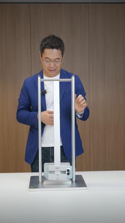 卢伟冰暴力实测REDMINote15Pro+ 锤子砸完毫发无损(图3)