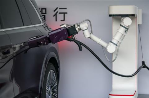 问界M8纯电版机械臂超充实车演示：解决电车充电的全部痛点(图1)