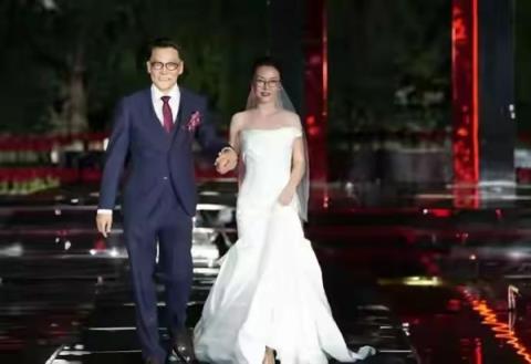 60岁李国庆谈再婚：年轻时追妻2次爱而不得 她是我的白月光(图1)
