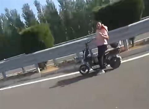 脊背发凉：女子骑电动自行车上高速 在最左侧车道逆行(图2)