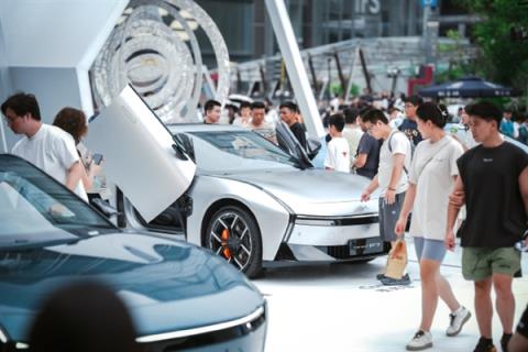 全国只有两辆！全新小鹏P7鹏翼门版亮相成都春熙路(图3)