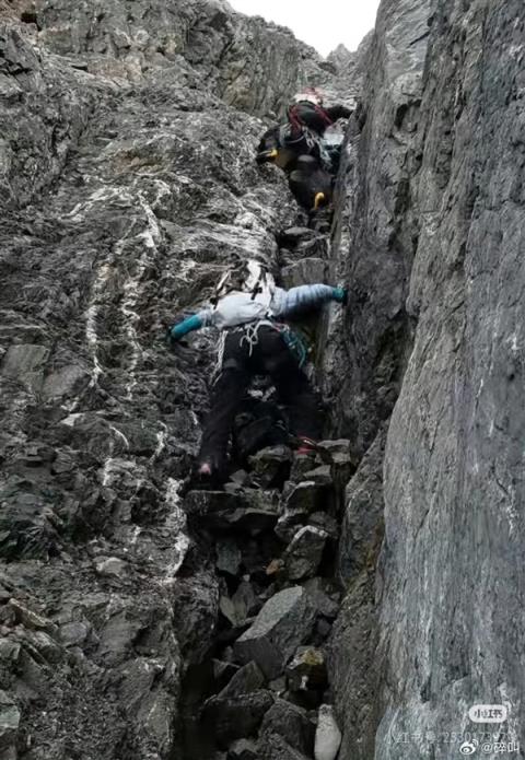 藏民12小时抬驴友下山收费6万 博主：6万买条命 太值了！(图3)