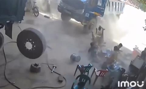 越南一修理店充气时轮胎突然爆炸：成年男子被掀翻在地(图3)
