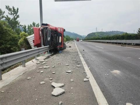 越南一修理店充气时轮胎突然爆炸：成年男子被掀翻在地(图5)