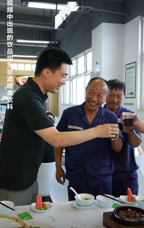 杯酒泯恩仇！李想和乘龙卡车司机饭桌上碰杯：现实中咱就不碰了(图1)