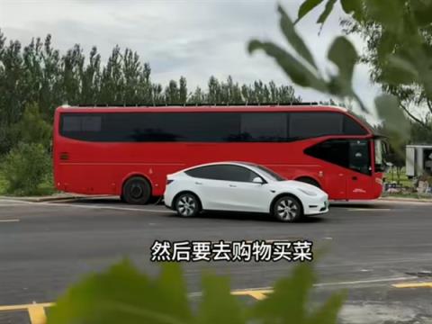 一家四口买“大巴房车”环游大半个中国：车内24平方 两室一厅一厨一卫(图2)