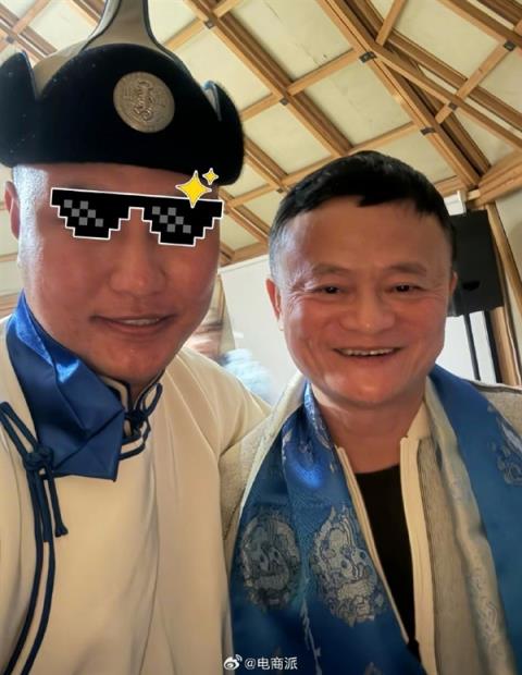 网友内蒙偶遇马云晒合照：谦逊有礼 酒量也不错(图2)