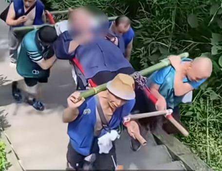 263斤男子花2万请轿夫抬自己上峨眉山 网友：各取所需 挺好！(图1)
