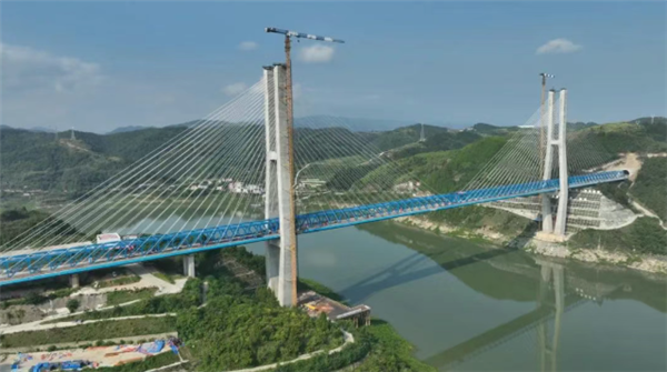 游客在四川黄龙景区钙华池内洗澡 景区：实为捡无人机(图2)