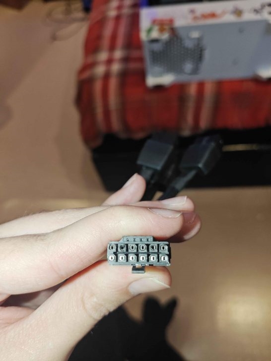 AMD RX 9070 XT首次出现16针接口烧熔!至少犯了三个错误-图2 AMD RX 9070 XT首次出现16针接口烧熔!至少犯了三个错误-图2