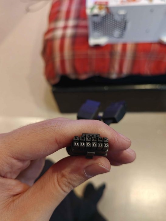 AMD RX 9070 XT首次出现16针接口烧熔!至少犯了三个错误-图3 AMD RX 9070 XT首次出现16针接口烧熔!至少犯了三个错误-图3