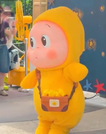 热度反超Labubu 泡泡玛特又一爆品“星星人”被黄牛炒到1400元(图2)