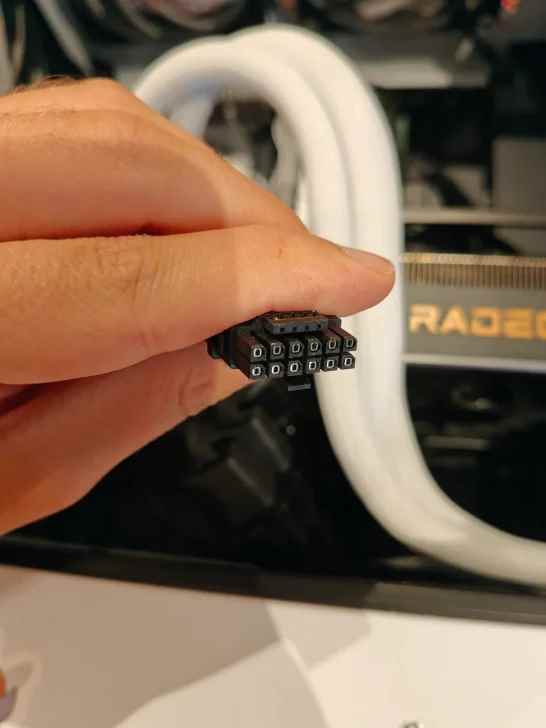 AMDRX9070XT首次出现16针接口烧熔！至少犯了三个错误(图1)