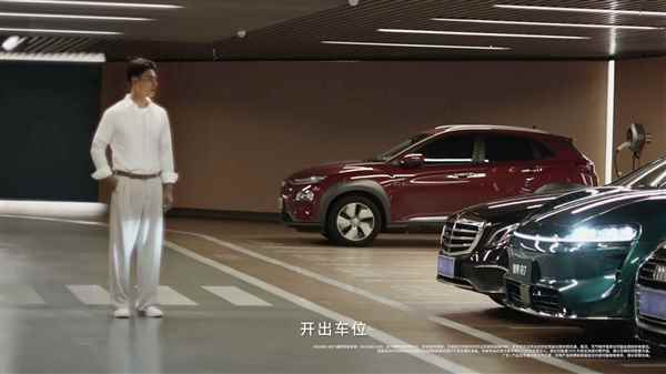 年轻人“用嘴开车”：智界首发语音泊车功能 真正实现“动口不动手”(图2)