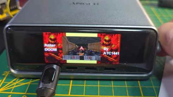 万物皆可！桌面充电站也能运行经典游戏《Doom》：效果比预期要好(图1)