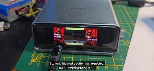 万物皆可！桌面充电站也能运行经典游戏《Doom》：效果比预期要好(图3)