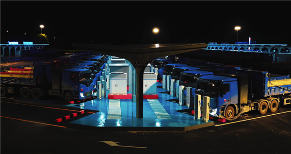 全球首个百兆瓦级重卡超充站发布：华为方案 5分钟补能百公里！