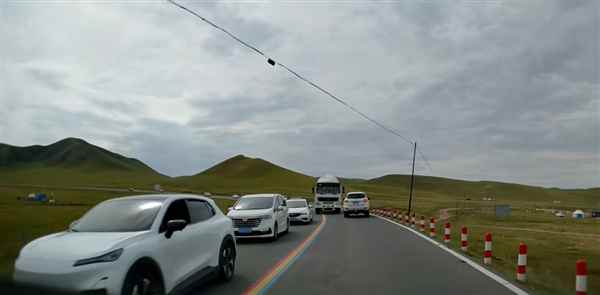 水泥罐车撞毁小米YU7 车主公布行车记录仪：绝望感拉满(图1)