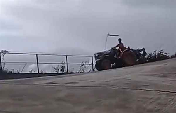印度一博主表演拖拉机特技时失误：翻车后被压致身亡(图1)